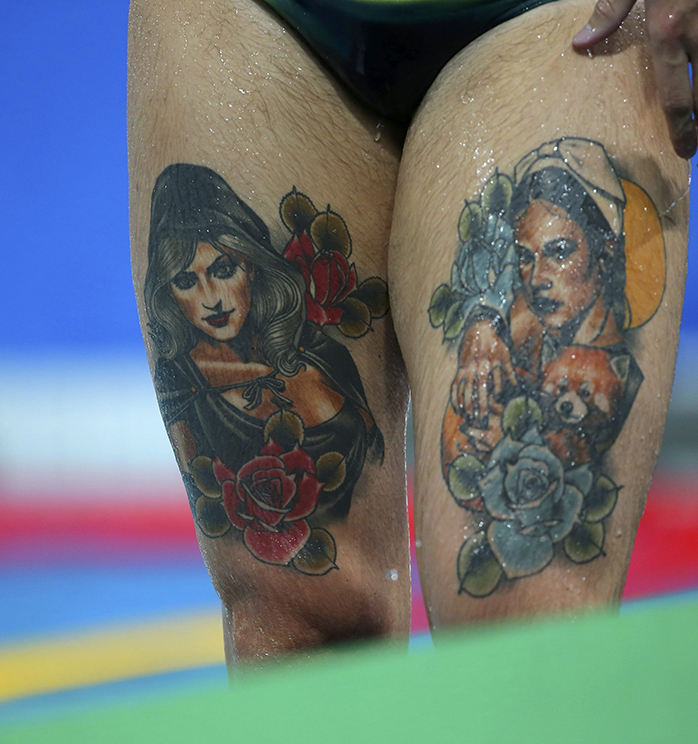 El australiano de waterpolo, Joel Swift, tiene tatuadas dos mujeres en sus piernas, una en cada muslo, rodeadas de rosas.